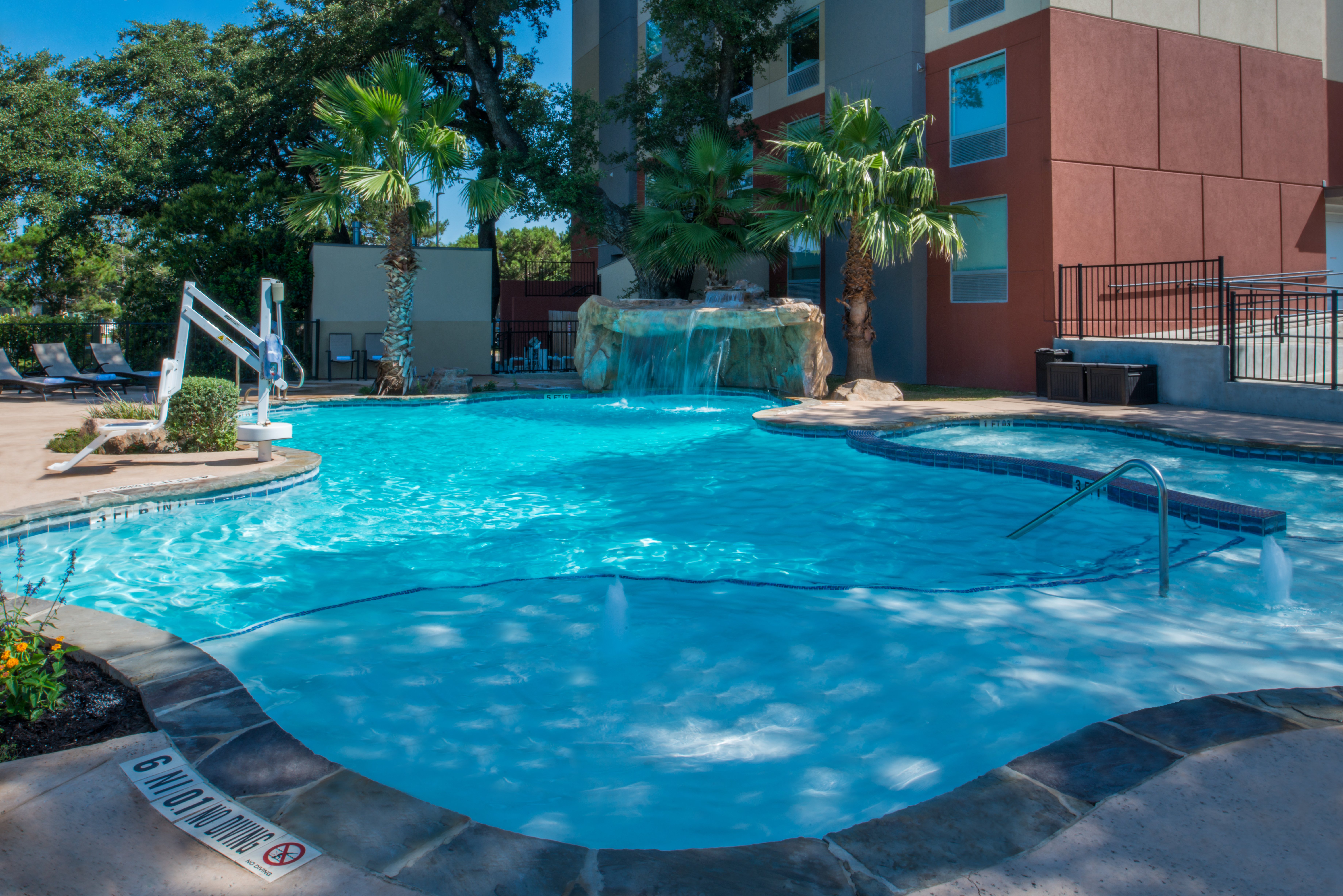 Holiday Inn Express & Suites San Antonio Medical-Six Flags 72/74