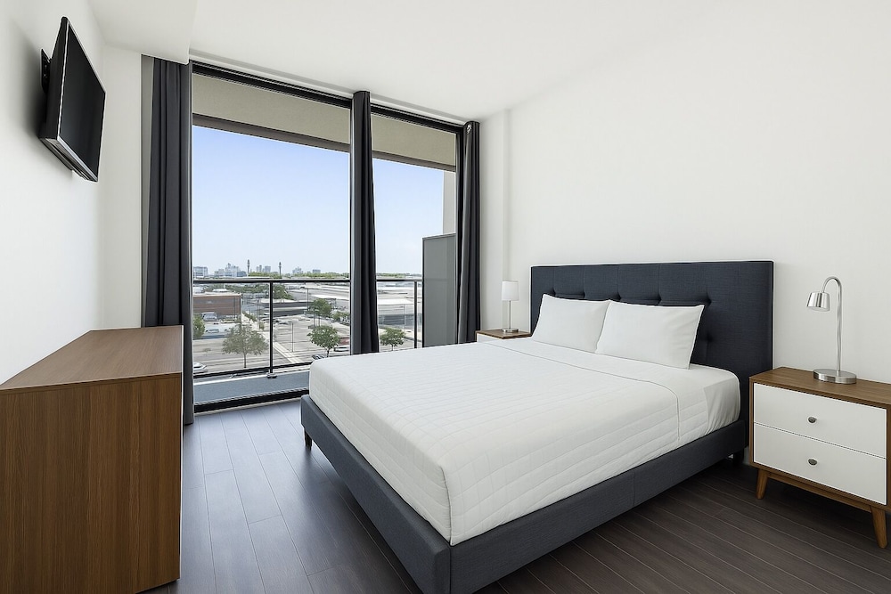 DELUXE, QUEEN BED, CITY VIEW
