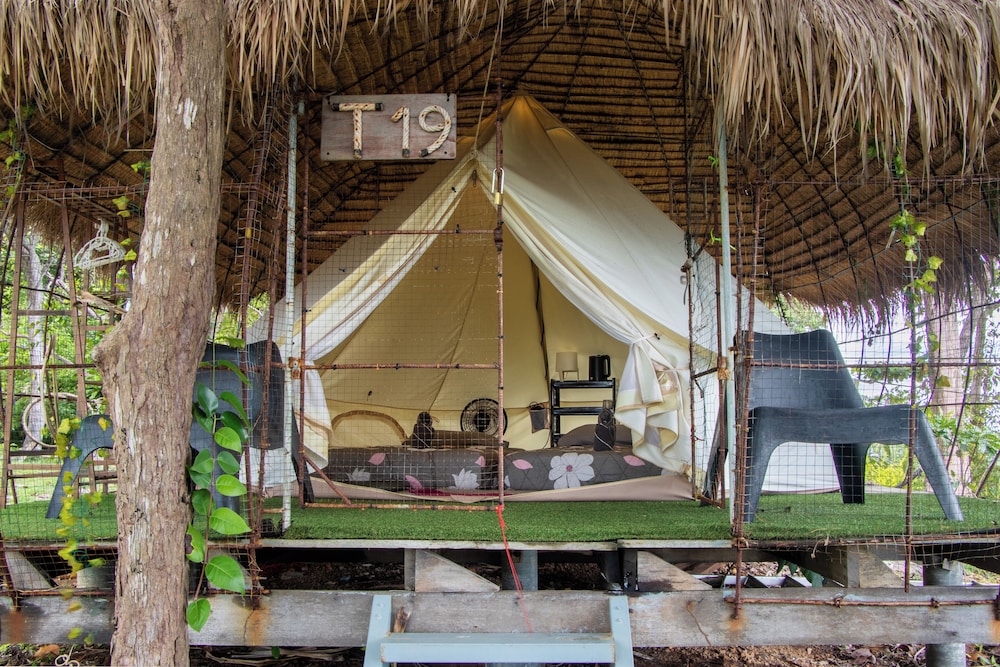 Cliff Cottage Resort 12/75
