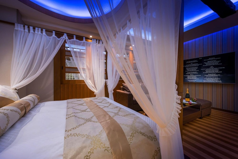 Hotel Dior 7 36/67