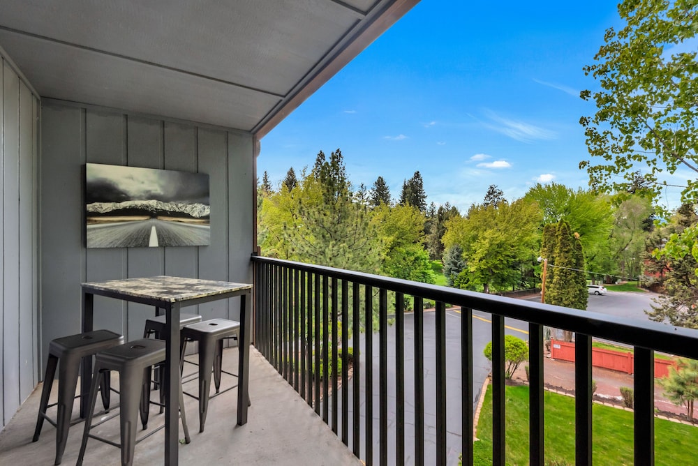 Bend Riverside Inn &amp; Suites 50/51