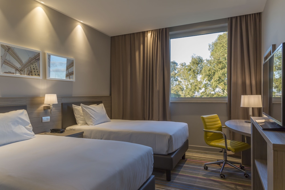 ROOM, TWIN BEDS