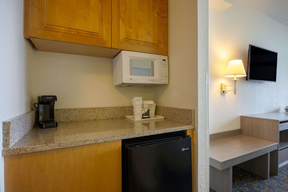 غرفة بسريرين مزدوجين بإطلالة على المسبح، Travelodge by Wyndham Outer Banks/Kill Devil Hills 8/9