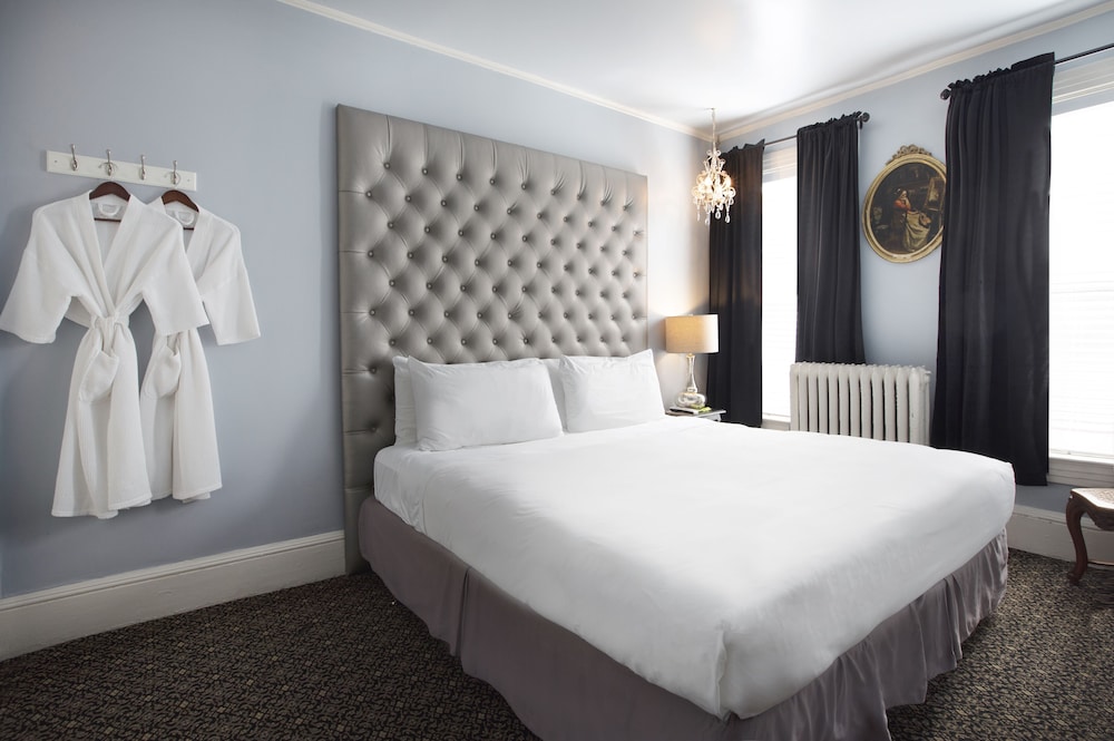STANDARD, KING BED, SHARED BATHROOM