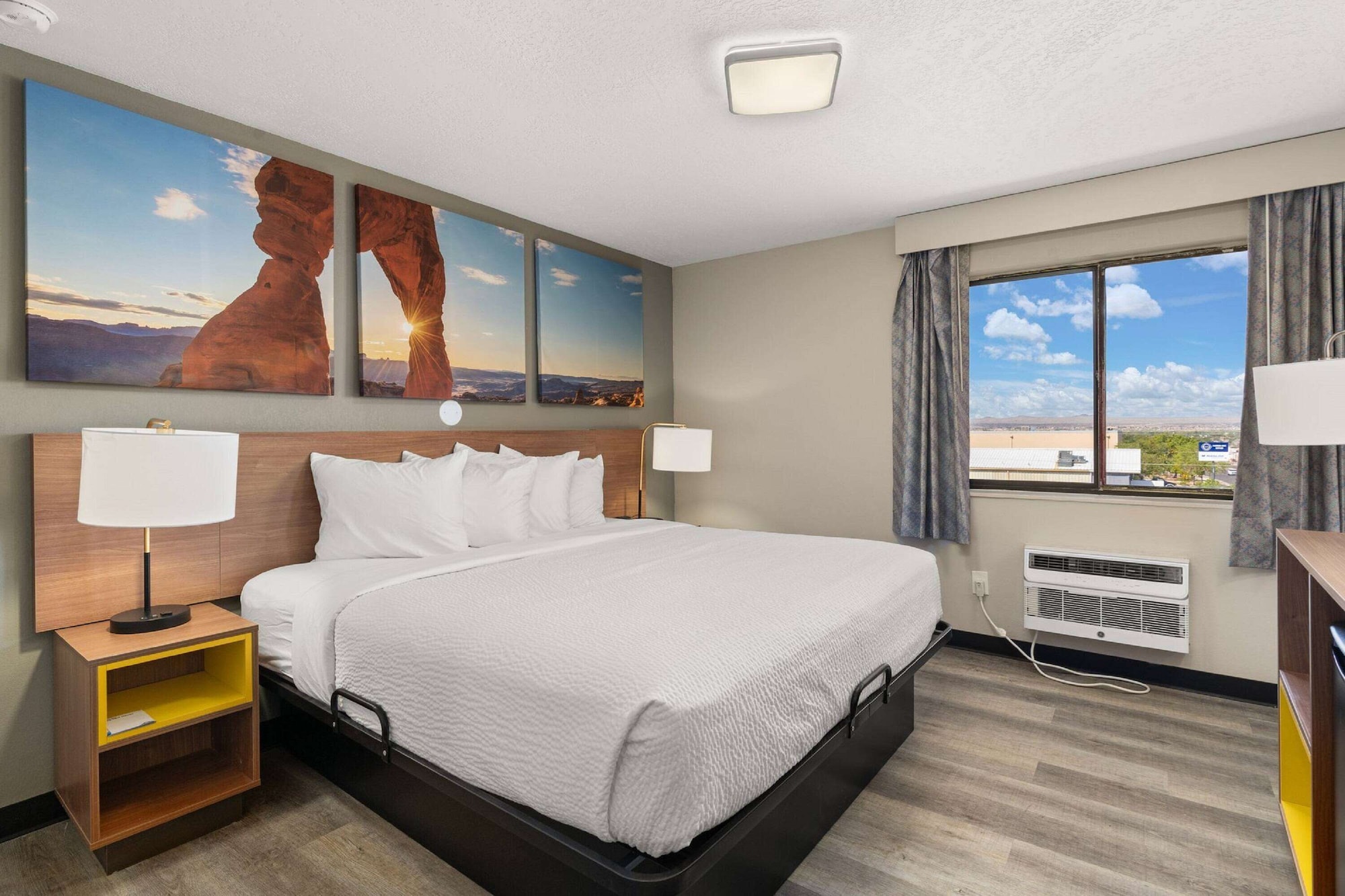 ROOM, KING BED, ACCESSIBLE