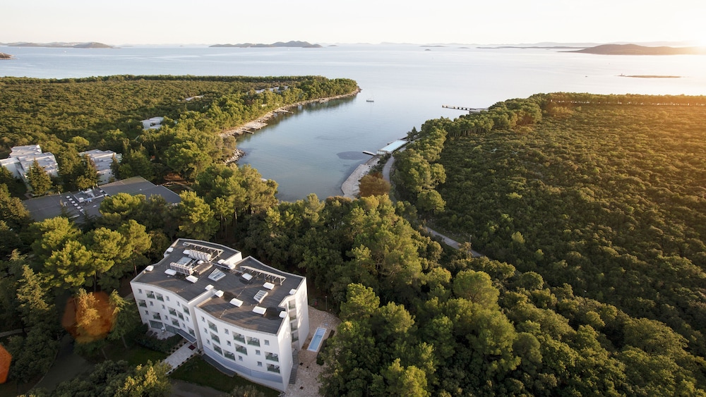 Crvena Luka Family Hotel 72/78