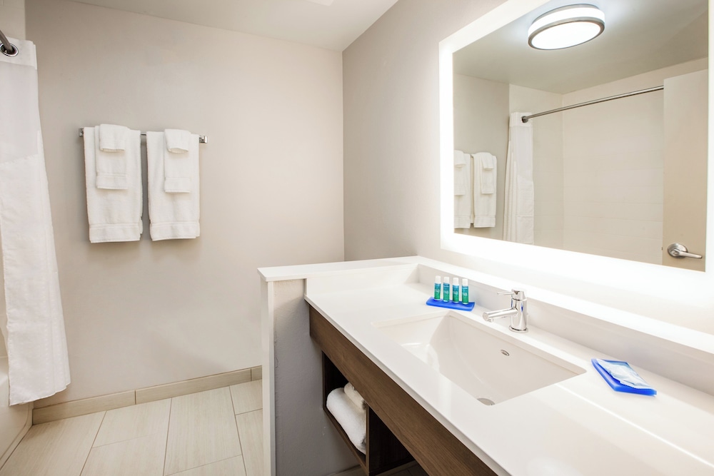 Holiday Inn Express Petersburg 70/70
