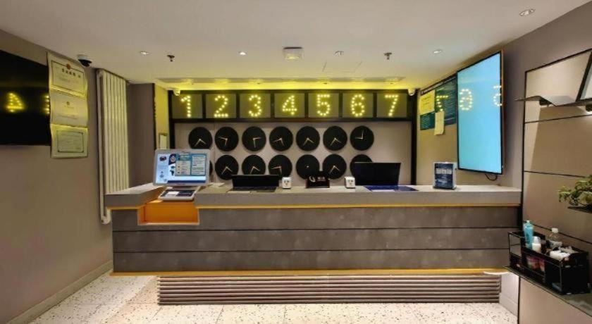 7 Days Inn (Beijing Dinghui Temple Wuluju Metro Station) 12/50