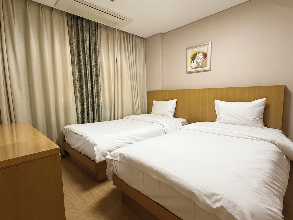 Family Suite, Basement, Double and Twin Beds