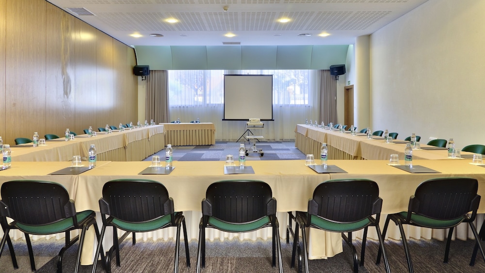 Hotel Cinquentenario & Conference Center 59/63