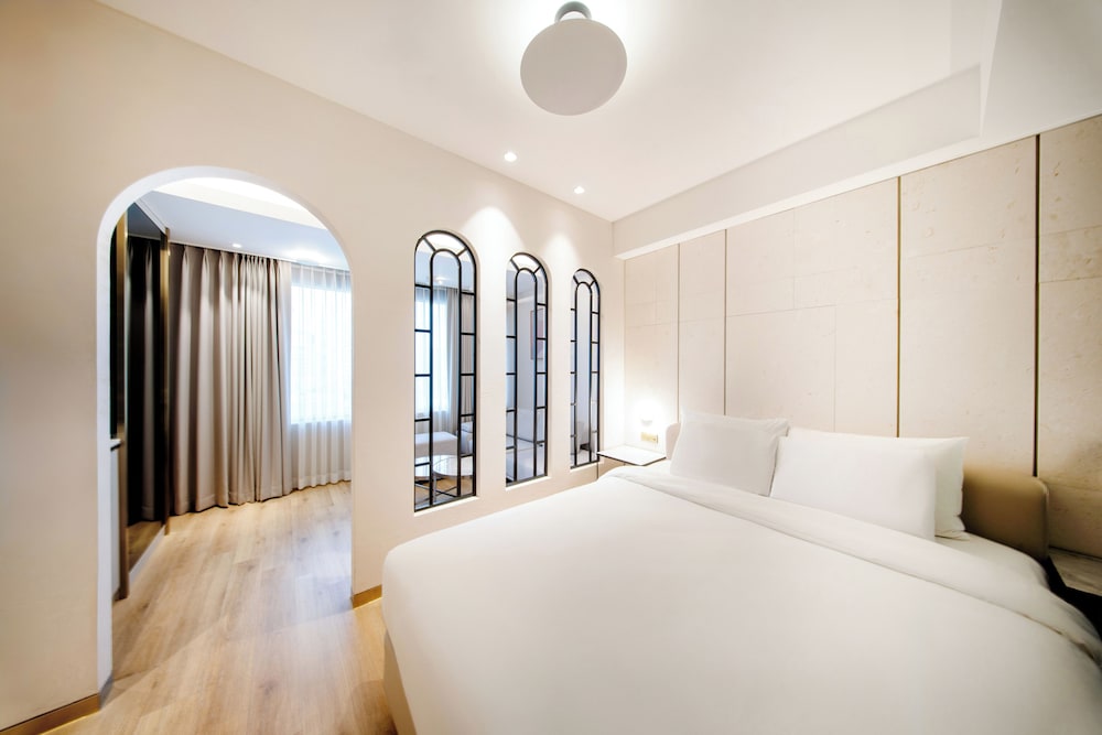 Boutique, Queen Bed