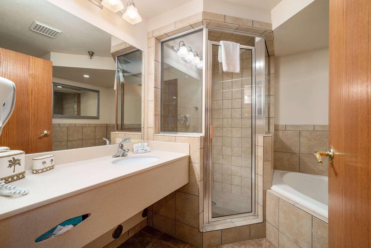 Ramada by Wyndham Sioux Falls Airport-Waterpark & Event Ctr 31/39