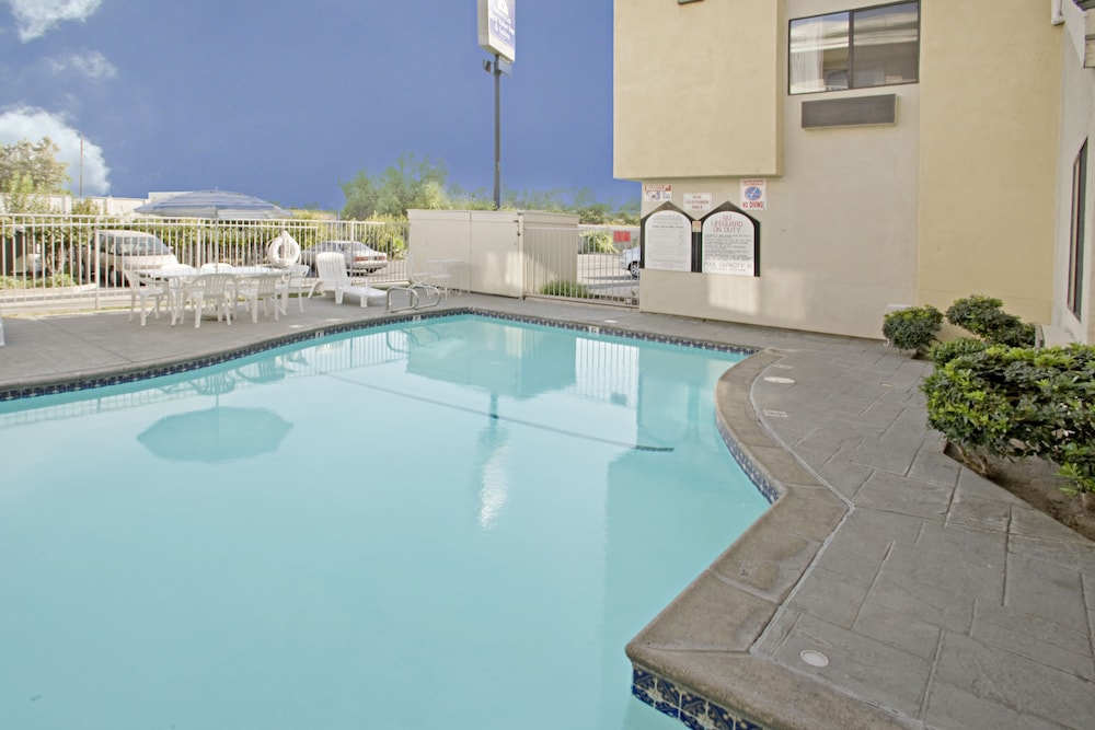 Budget Inn and Suites Stockton 8/55