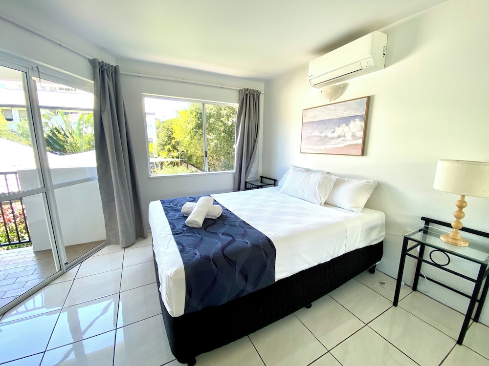 2 Bedrooms, Deluxe, Apartment, Queen and Twin Beds, Pool Side, Kitchen