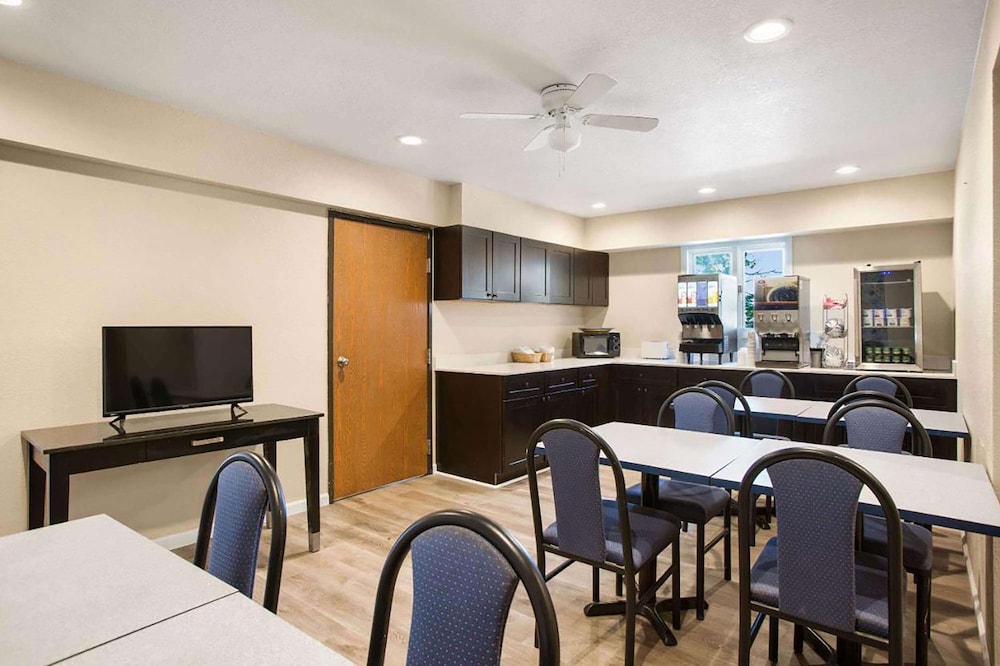 Days Inn by Wyndham Mackinaw City/Bridgeview Area 50/61