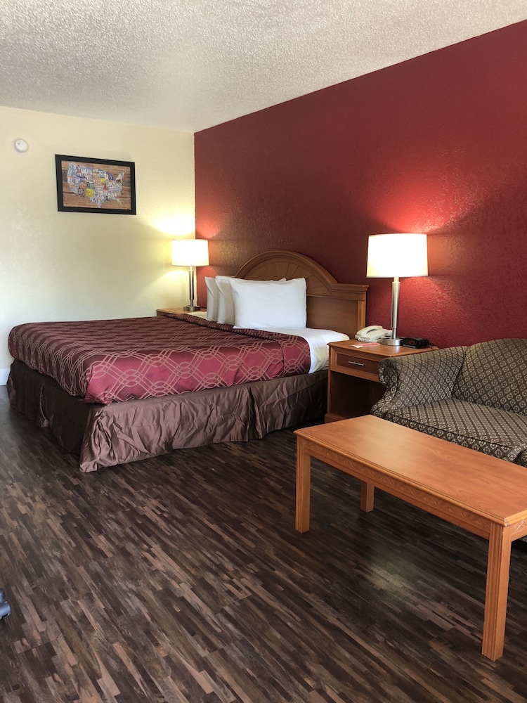 Econo Lodge Pine Bluff AR 22/35
