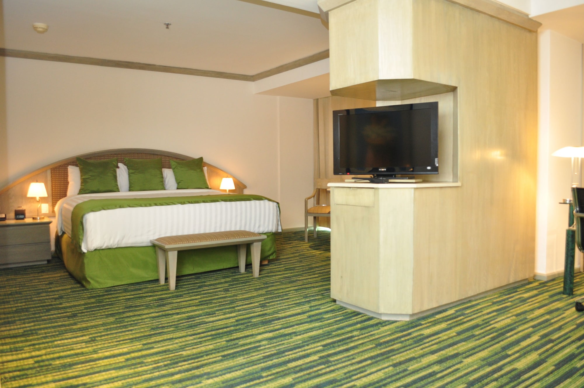 STUDIO, SUITE, KING BED