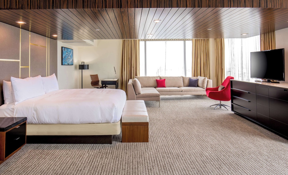 1 BEDROOM, SUITE