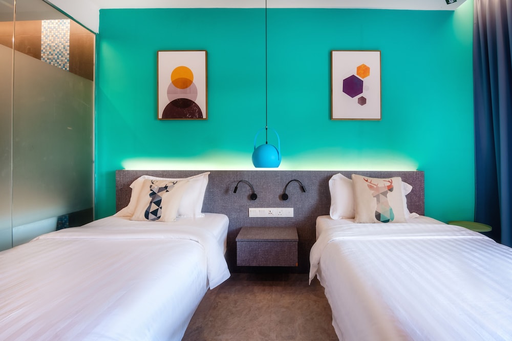 DELUXE, TWIN BEDS