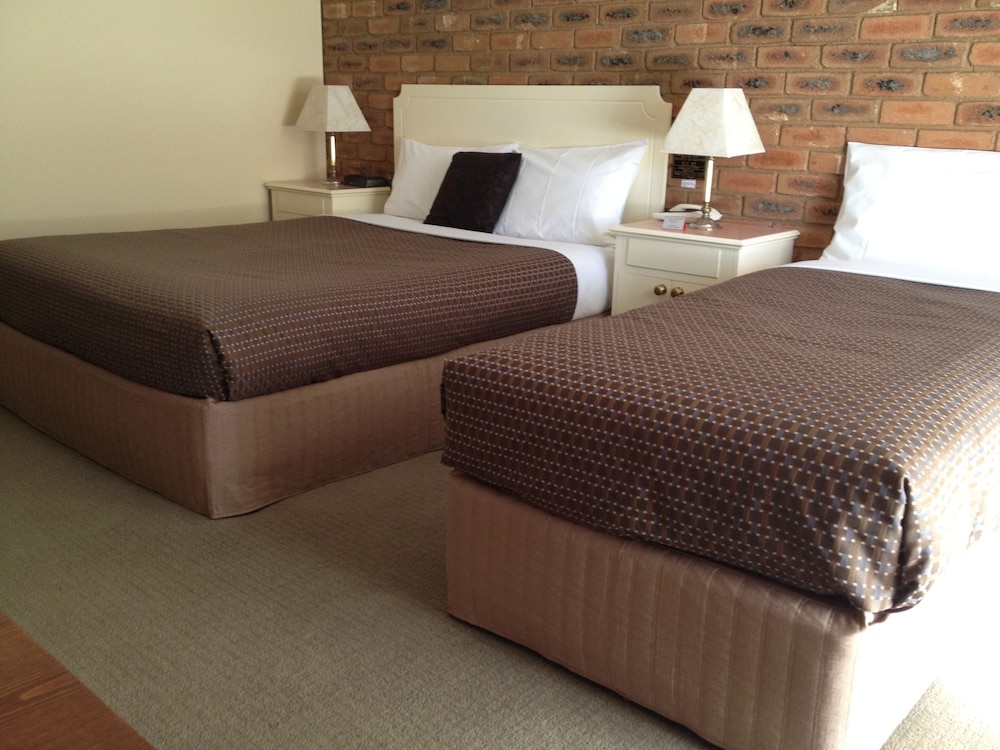 GOLDEN SQUARE MOTOR INN 8/17