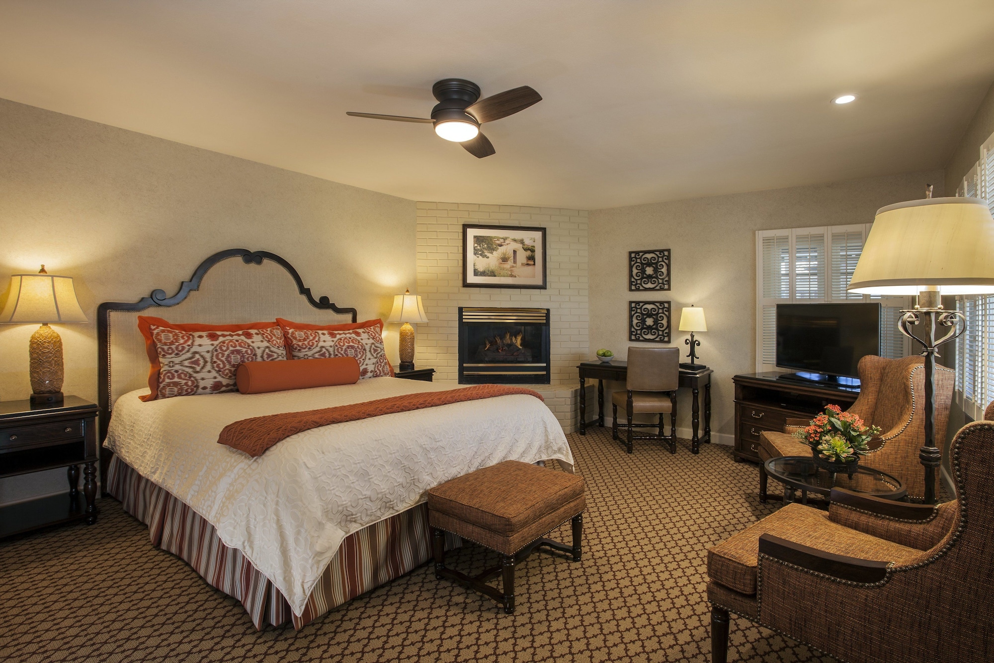DELUXE, KING BED