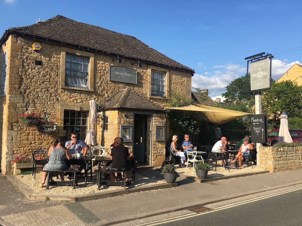 The Mousetrap Inn 67/70