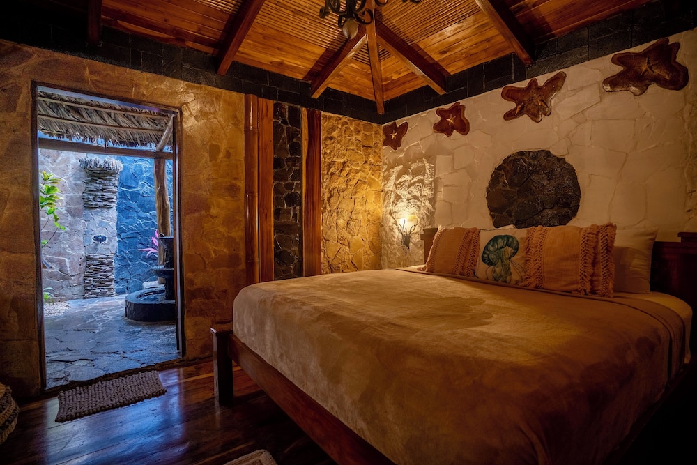 3 Bedrooms, Luxury, Villa, 1 Queen and 2 King Beds, Beach Front
