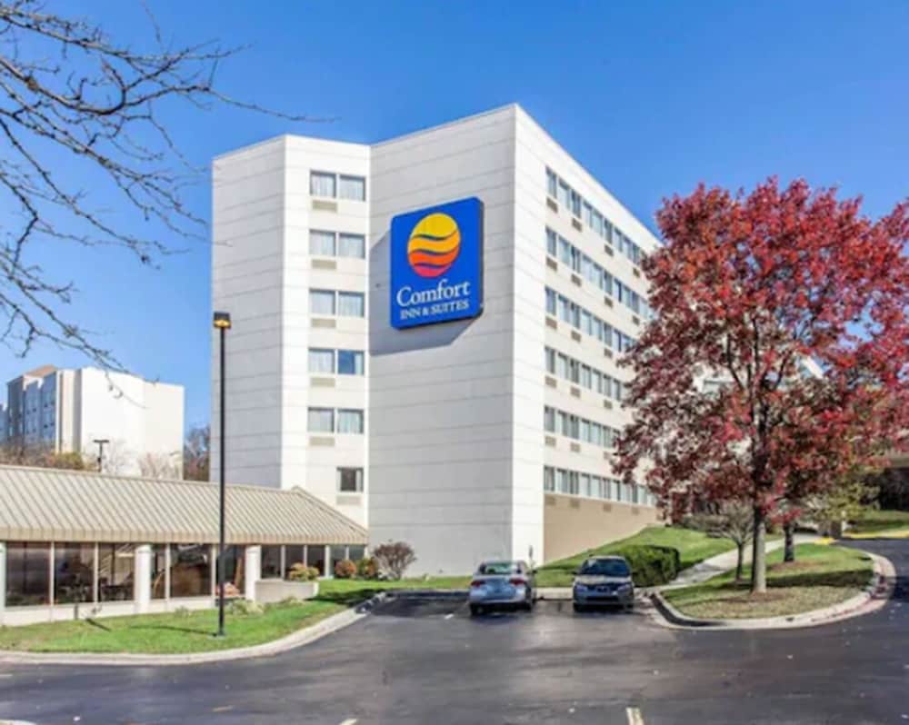 Clarion Hotel & Suites BWI Airport North 51/62