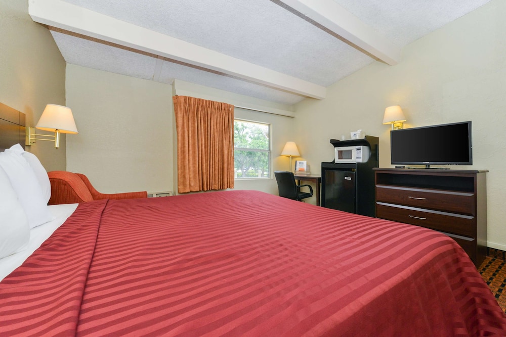 ROOM, KING BED, PATIO, ACCESSIBLE