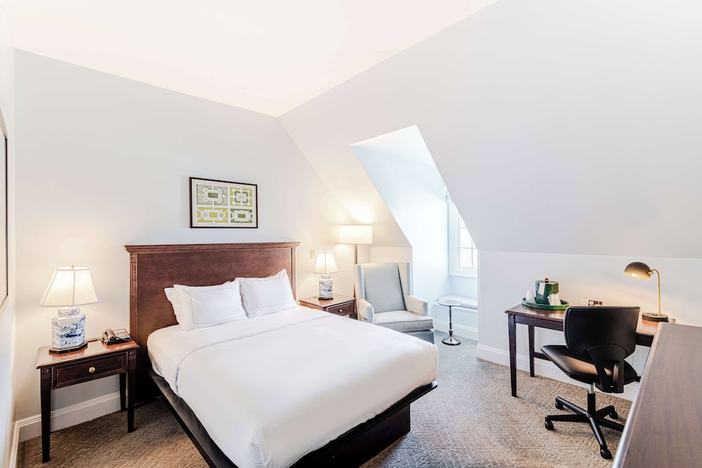 DELUXE, QUEEN BED