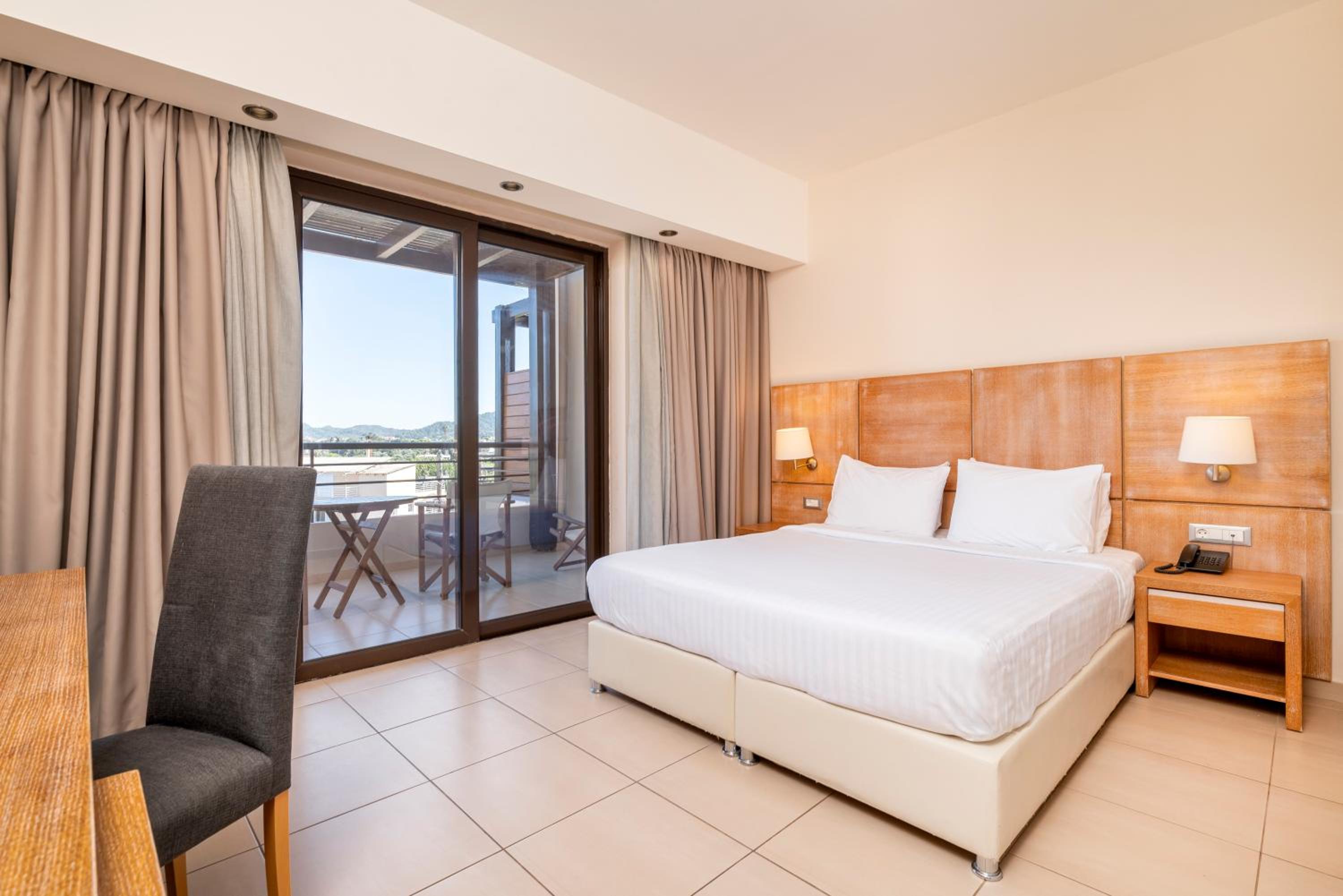 ROOM, DOUBLE BED