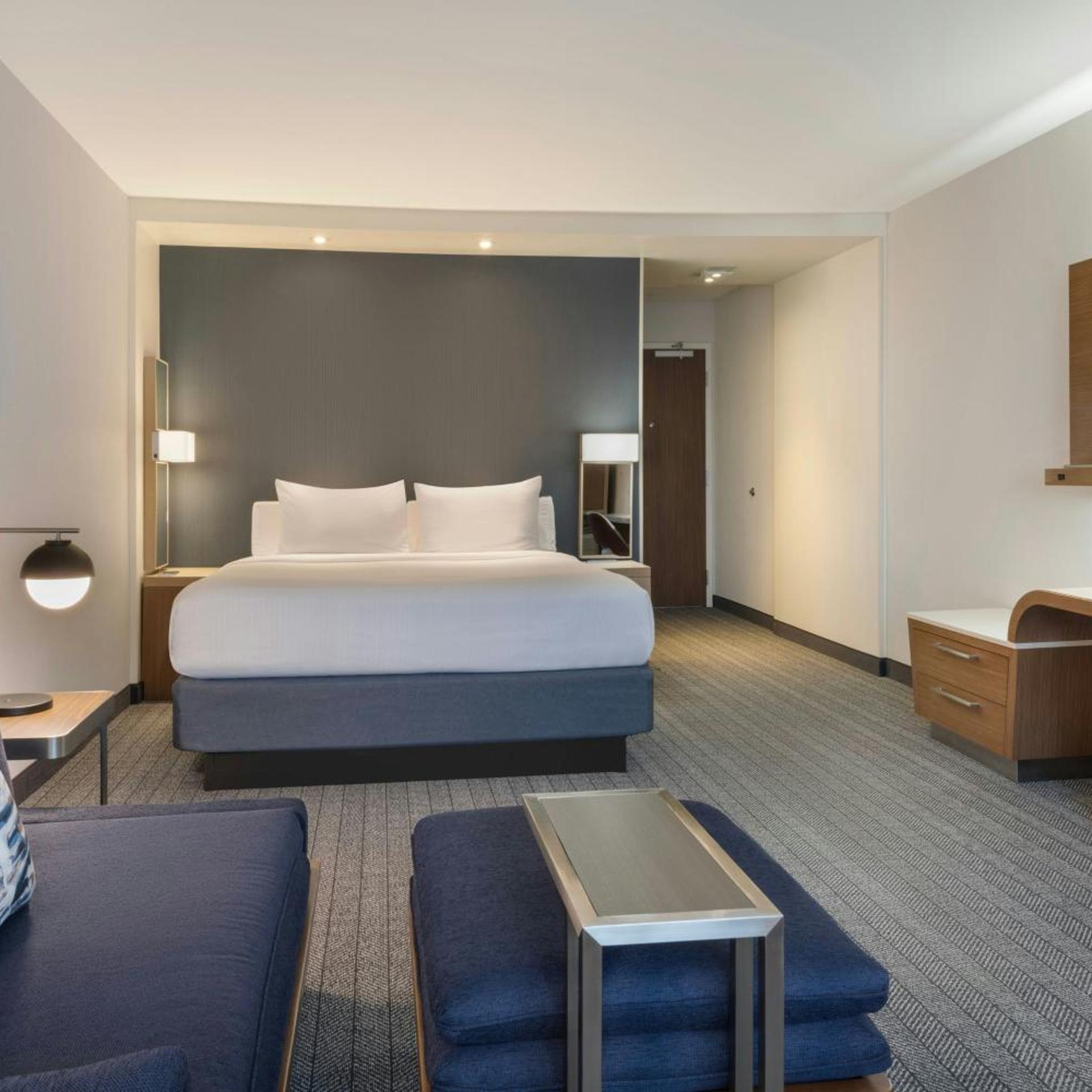 غرفة بسرير كينج مع أريكة في طابق مرتفع، Courtyard Redwood City 2/7