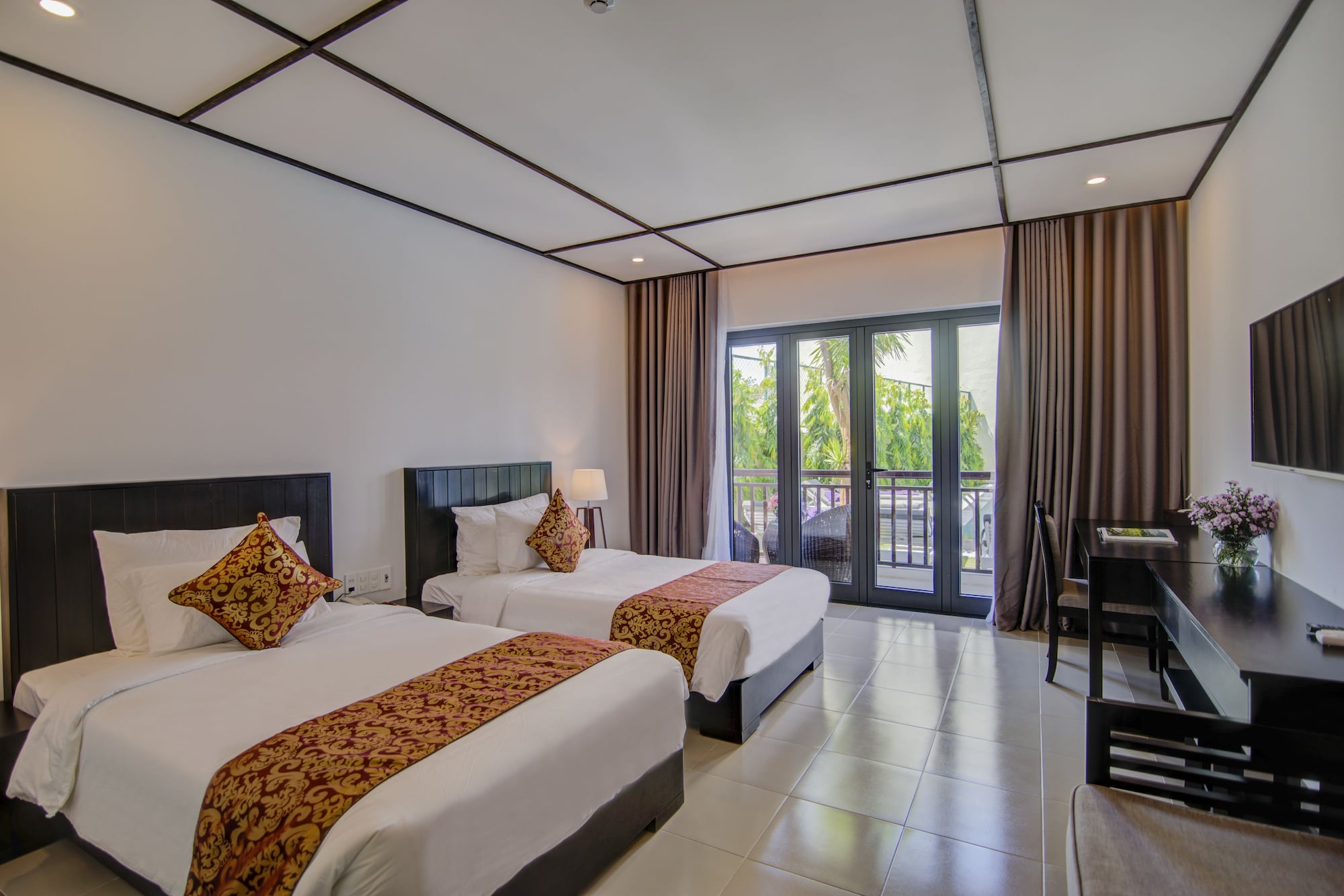EXECUTIVE, TWIN BEDS, POOL VIEW, BALCONY