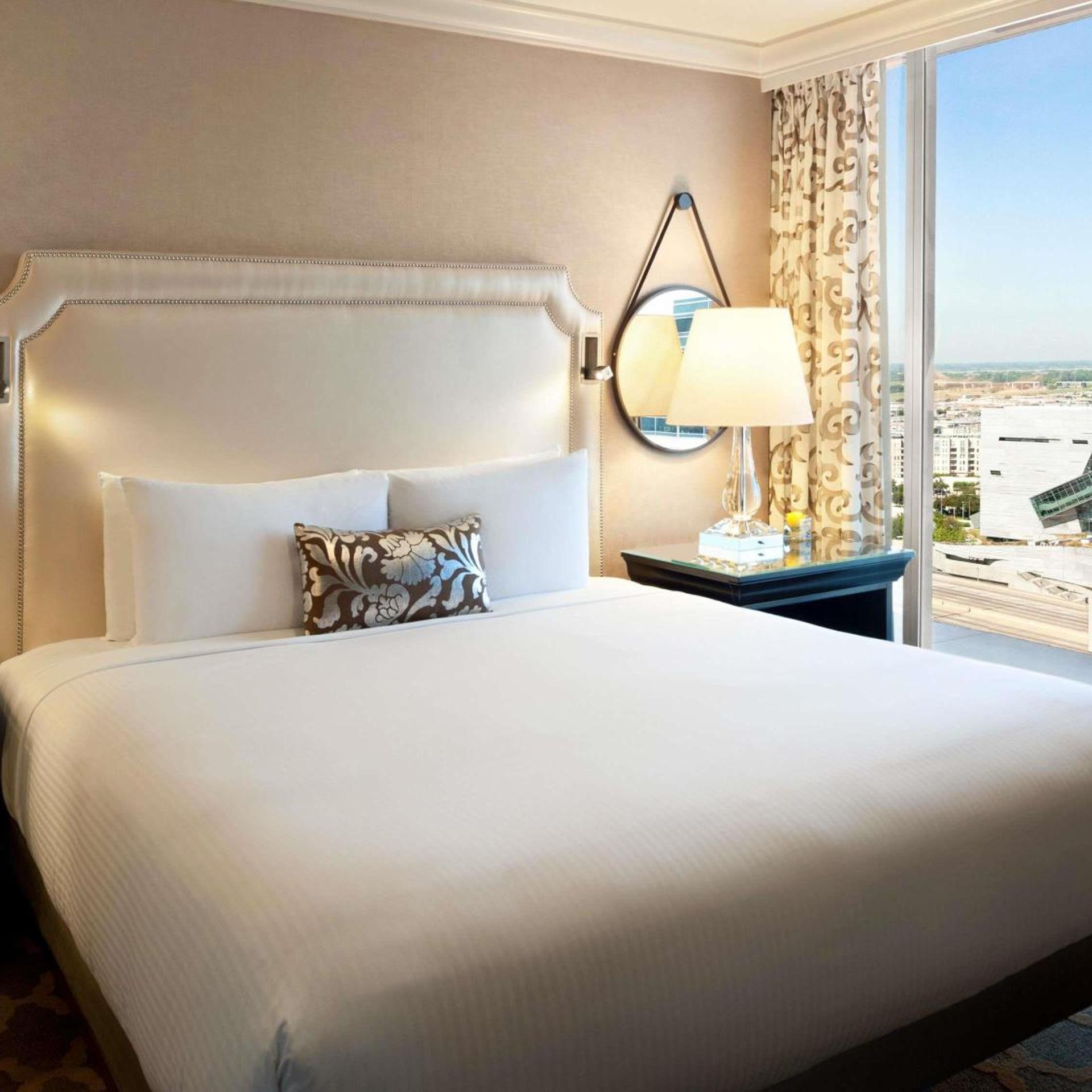 Signature, Suite, King Bed, City View