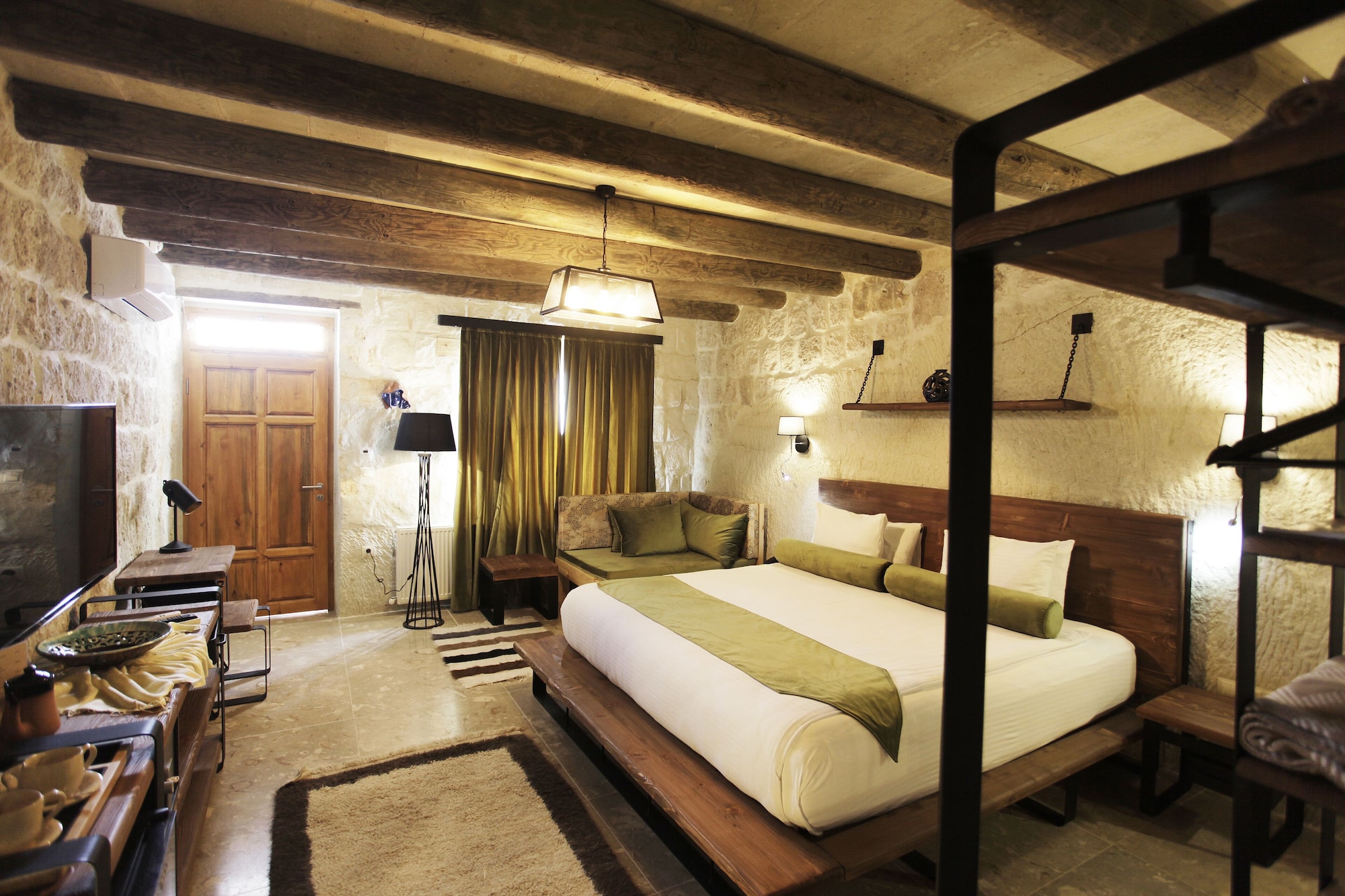 DELUXE, DOUBLE OR TWIN BED