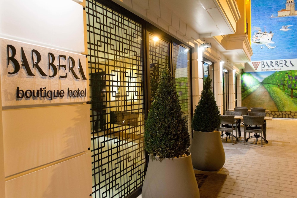 Barbera Hotel 2/71