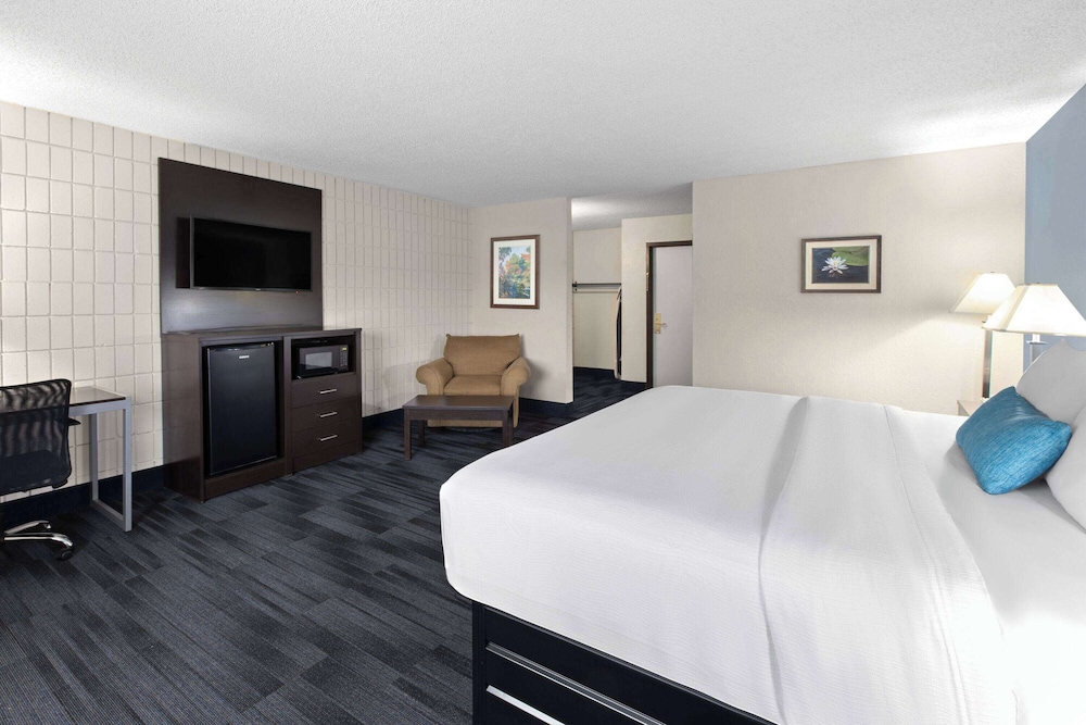 Baymont Inn and Suites by Wyndham Farmington, MO 21/62