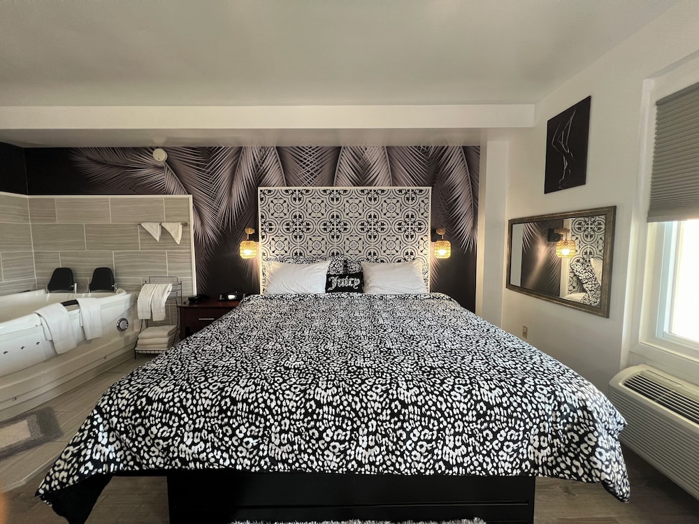 Design, Queen Bed, Hot Tub