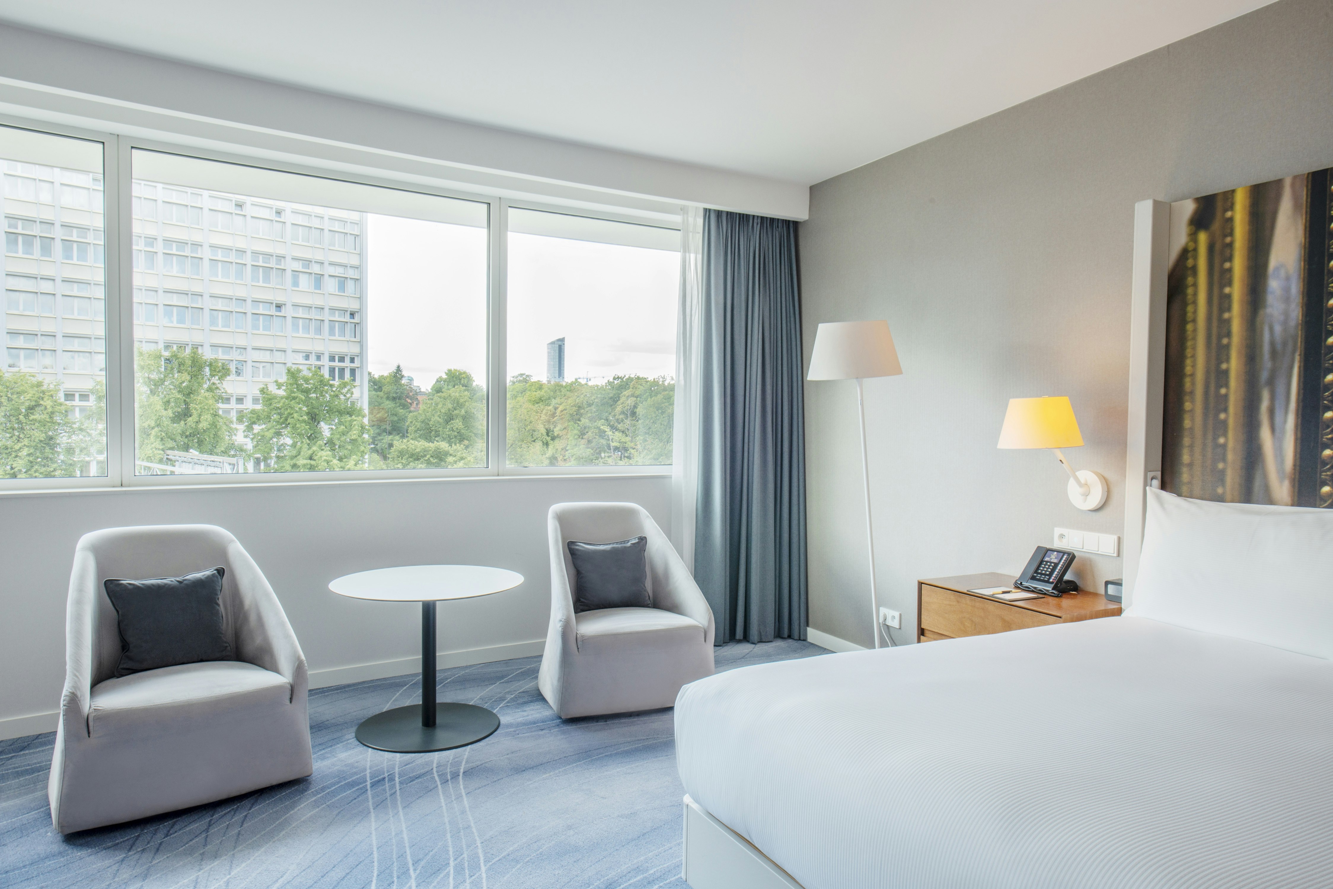 DELUXE, KING BED
