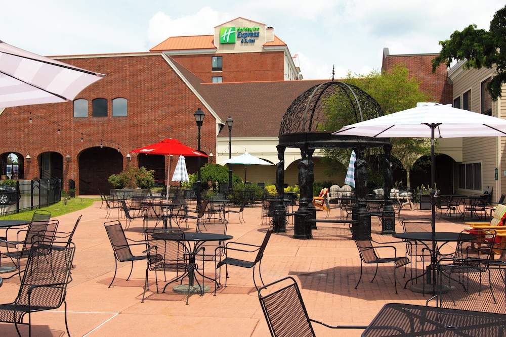 Holiday Inn Express Hotel Suites Latham 56/70