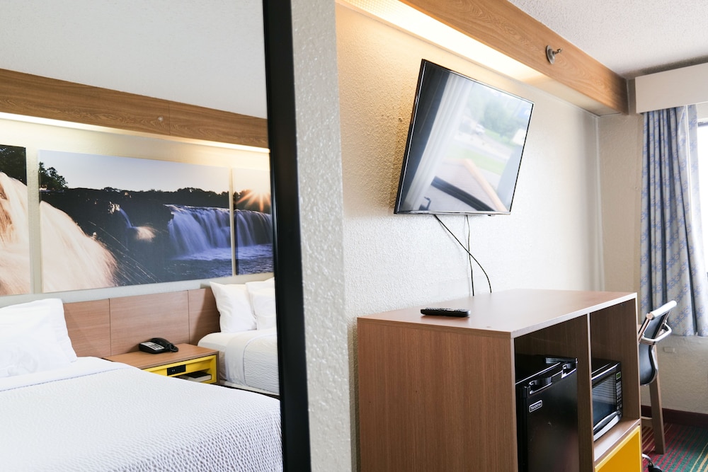Days Inn By Wyndham Flint/Bishop International Airport 9/41