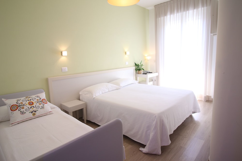 Maree Hotel 13/48