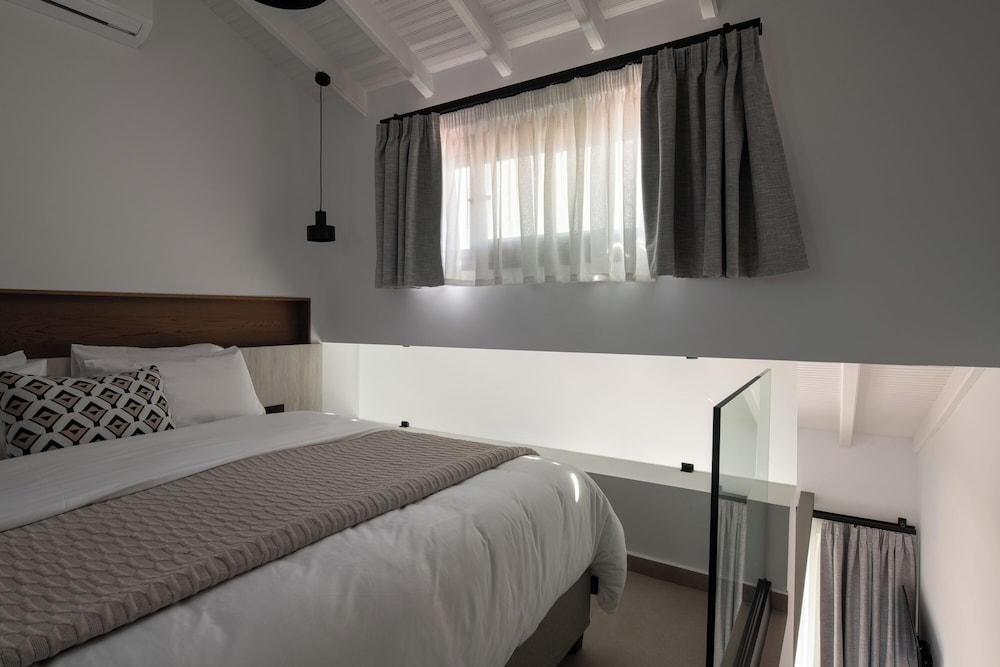 Senior, Suite, 1 Queen and 1 Single Bed