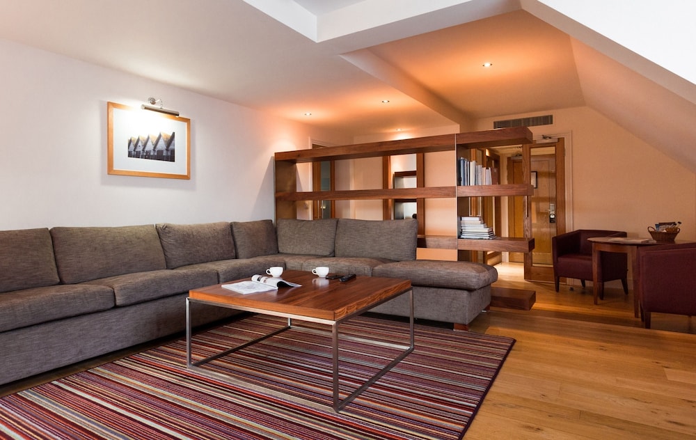 Abode Canterbury 30/44