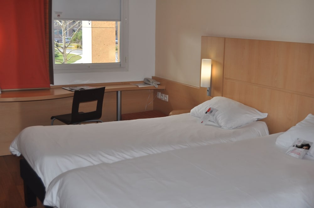 Ibis Martigues 12/70