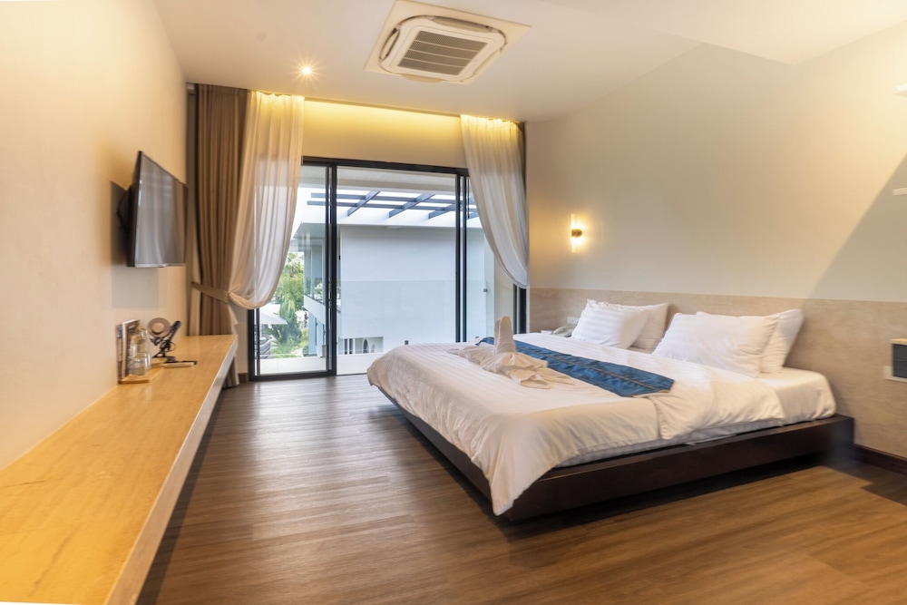 The Grace Amphawa 9/50