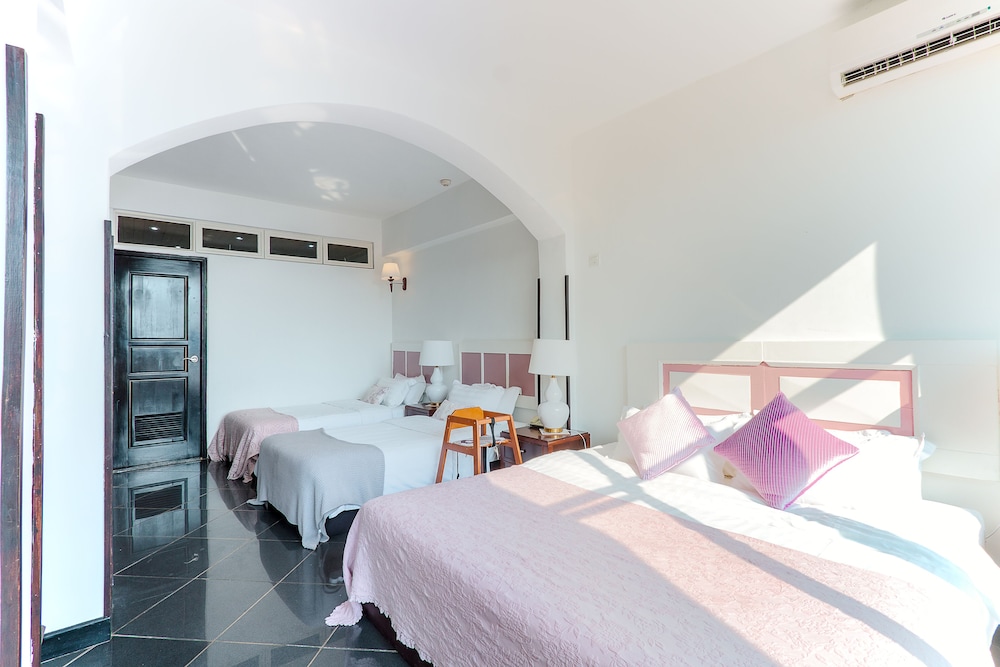 FAMILY SUITE, MULTIPLE BEDS, SEA VIEW, BALCONY