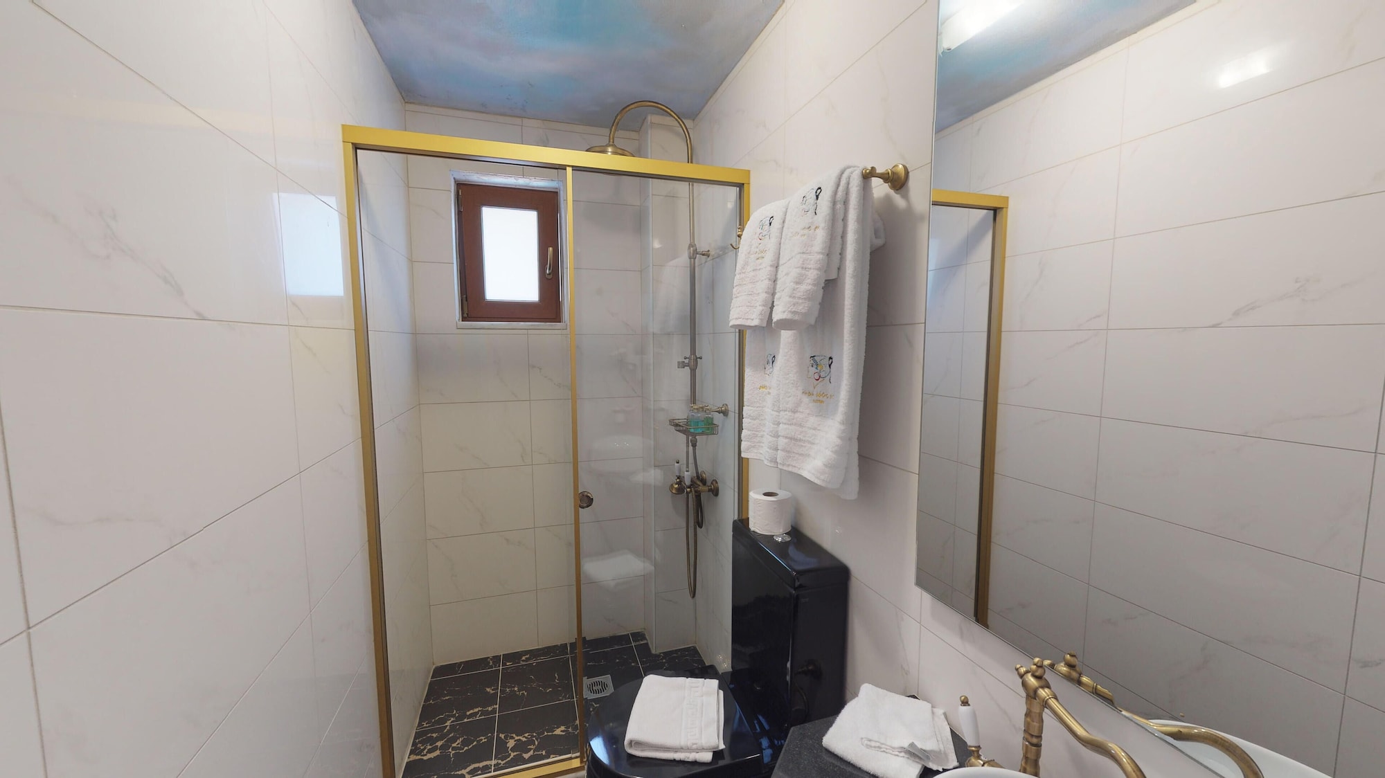 جناح رومانسي بسرير كوين بإطلالة على المسبح بشرفة، Leda Suites 3/4