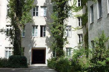 GoVienna Small Modern Apartment 2/22