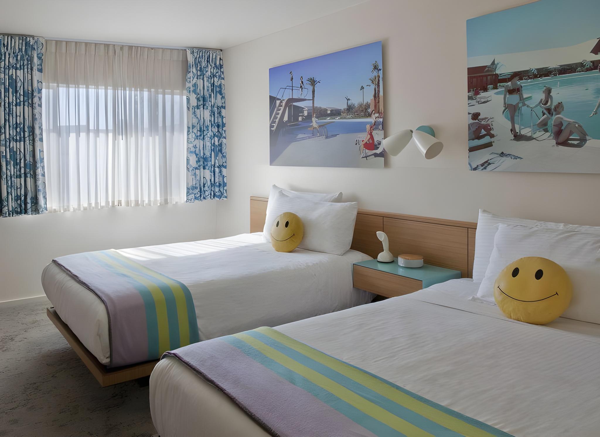 DELUXE, 2 DOUBLE BEDS